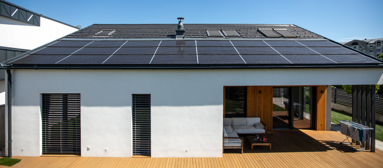 sončna elektrarna na strehi modernega doma