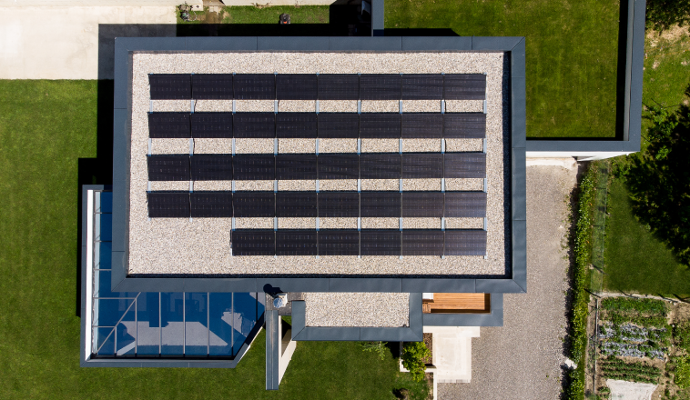 Samooskrbna sončna elektrarna postavljena na strehi nove hiše