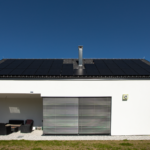 Sončna elektrarna na strehi moderne hiše
