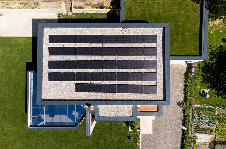 solarni moduli na hisi z ravno streho