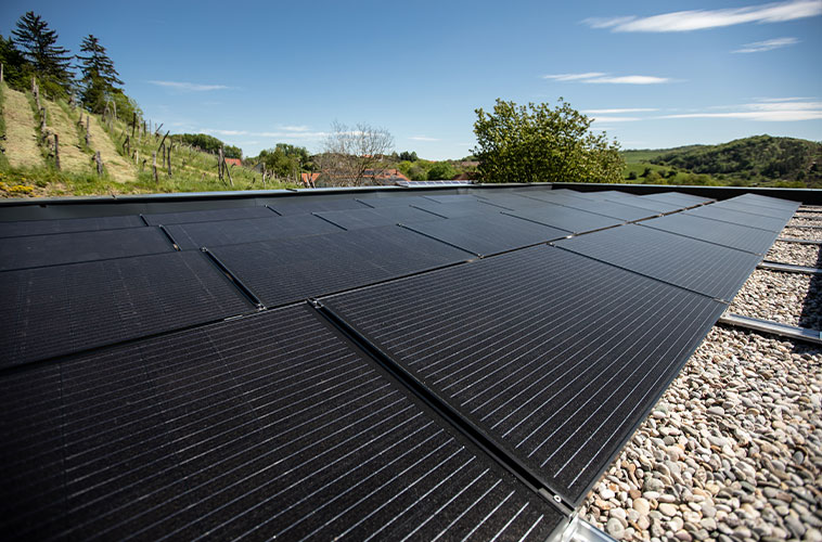 solarni paneli na podkonstrukciji ravne strehe
