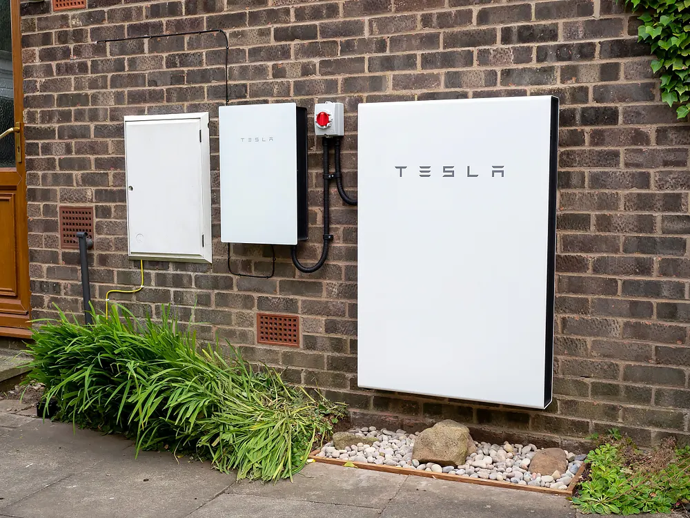 Baterija za sončno elektrarno Tesla montirana na zunanjo steno objekta. Izjemno varna, zanesljiva, varčna in napredna. Primerna za vse tipe sončnih elektrarn.
